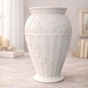 Vintage Wedgwood Fine Earthenware Classic Garden Embossed Ivy 12.5” Ivory Vase